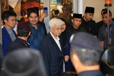 Yang Dipertuan Besar of Negeri Sembilan Tuanku Muhriz Tuanku Munawir arrives at KLIA, last night. - Photo by Bernama