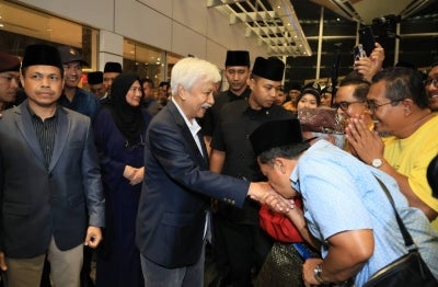 Yang Dipertuan Besar of Negeri Sembilan Tuanku Muhriz Tuanku Munawir expressed his appreciation for the support shown by over 200 members of non-governmental organisations (NGOs) who gathered at Kuala Lumpur International Airport (KLIA) Terminal 1 here on Thursday night to welcome his arrival. Photo by Bernama