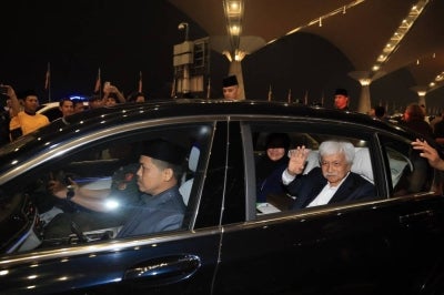 Yang Dipertuan Besar of Negeri Sembilan Tuanku Muhriz Tuanku Munawir expressed his appreciation for the support shown by over 200 members of non-governmental organisations (NGOs) who gathered at Kuala Lumpur International Airport (KLIA) Terminal 1 here on Thursday night to welcome his arrival. Photo by Bernama