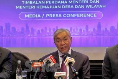 Umno president Datuk Seri Dr Ahmad Zahid Hamidi responds to the Pardons Board’s decision concerning former prime minister Datuk Seri Najib Razak during a press conference in Jakarta on Friday. – PHOTO: SINAR HARIAN