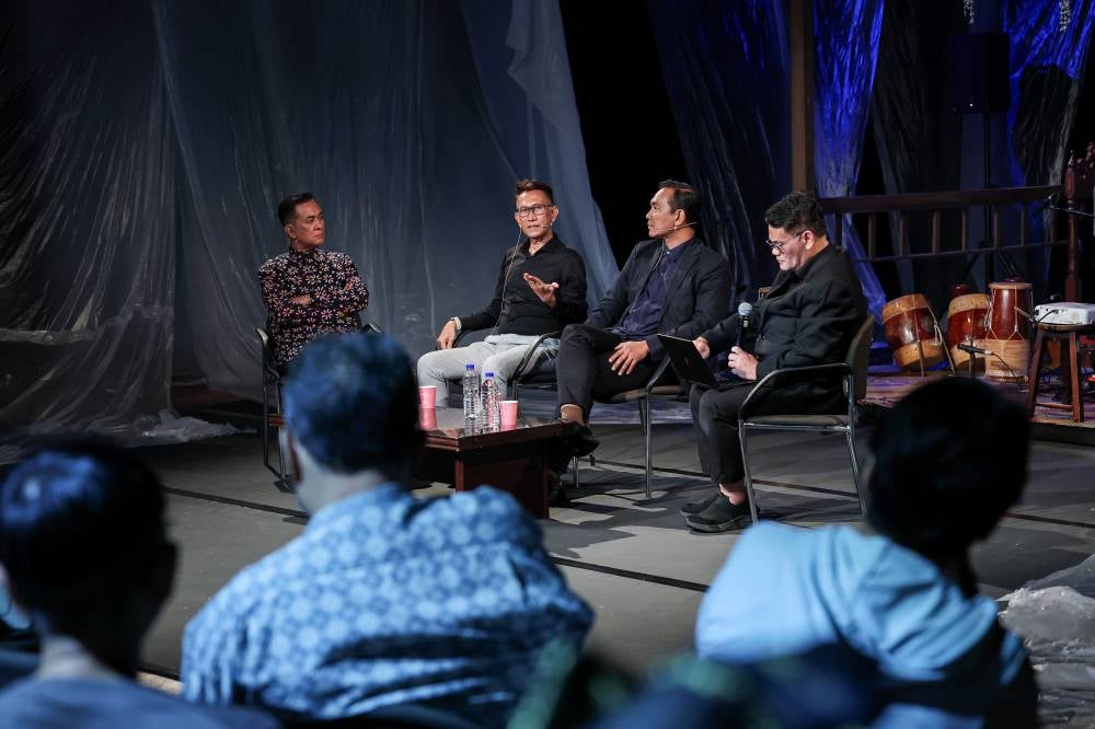 USM School of the Arts traditional theatre lecturer and researcher Associate Prof Dr A.S. Hardy Shafii (two, left) during a panel discussion on ‘Main Teri’, held in conjunction with the ‘Himpunan Sebenar Main Teri’ programme at ASWARA. Also present were JKKN deputy director-general (Policy and Planning) Rosnan Abdul Rahman (left); ASWARA Centre for Traditional Performing Arts dean Mohd Kamarulzaman Taib (two, right) and UPSI APEL and Curriculum Development Section deputy director Dr Nor Shuradi Nor Hashim (right), who served as the moderator. - Photo by Bernama