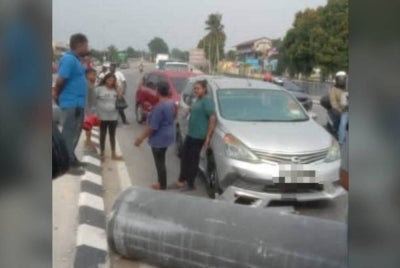 A video went viral on social media showing the road congestion believed to be caused by a lorry carrying a load of steel piles.