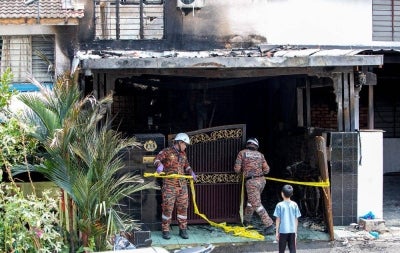 A fire tore through a two-storey terrace house in Persiaran Desa Tambun 4, Taman Desa Tambun here in the early hours of Sep 20, killing three members of the same family. - Photo by Bernama