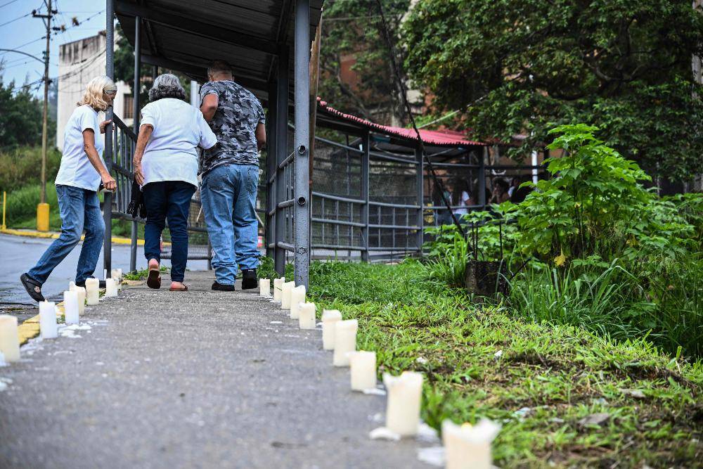 Relatives arrive at El Rodeo I prison as they wait for news on the release of prisoners in Guatire, Miranda State, some 30 kilometers east of Caracas. AFP FILE PIX