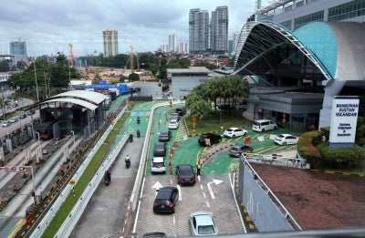 All foreign-registered vehicles entering Singapore through land checkpoints must have a valid Vehicle Entry Permit (VEP) from Oct 6, 2026. -FILE PIX