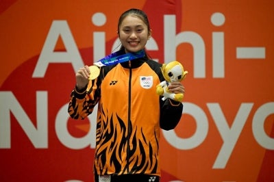 Karate exponent Adeola Fay Robert proudly shows off Malaysia’s first gold medal, secured during the under-55kg Kumite final at the Aichi-Nagoya 2026 Asian Games at Toyohashi Gymnasium. -Bernama PIX