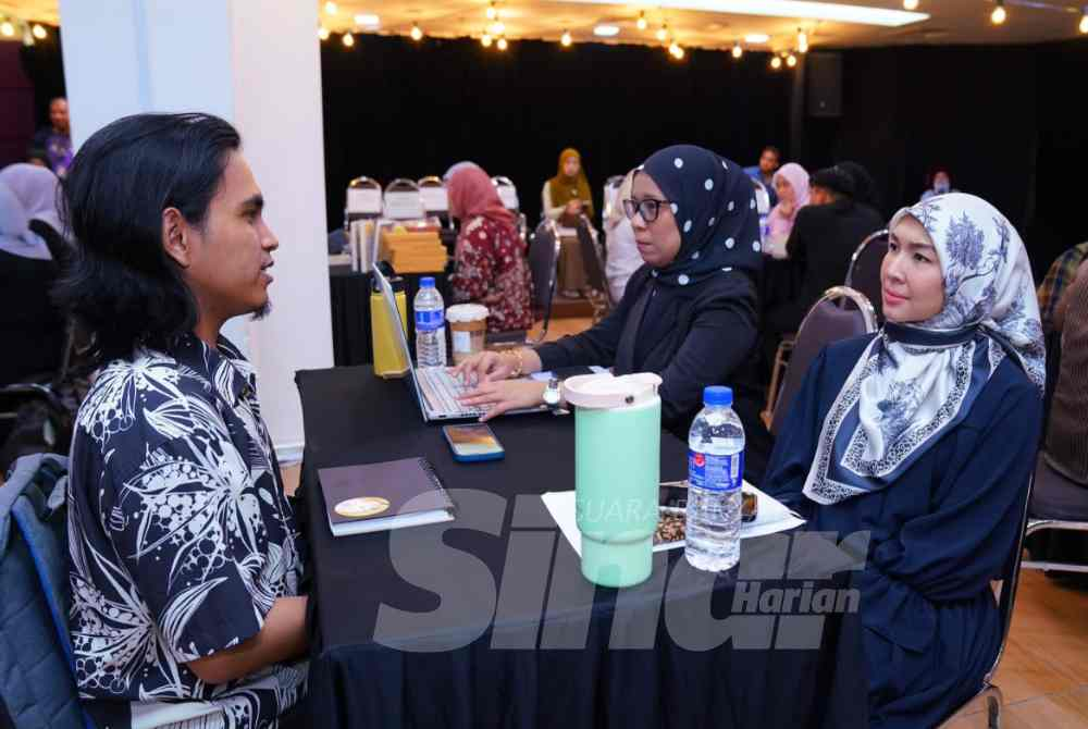 A writer pitches an idea to Prisma Pictures Sdn Bhd, the production company owned by actress Intan Ladyana. – SINAR HARIAN/MOHD HALIM ABDUL WAHID