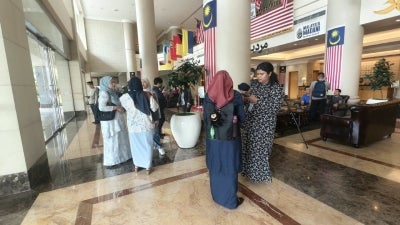 Upon arriving at the hotel, media personnel were not allowed to approach the meeting location, before being informed that Ismail had left about half an hour later.