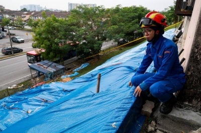 A detailed investigation is being conducted to assess the structural safety of a block at the Damai Perdana Apartments in Bandar Damai Perdana, Cheras, following a landslide last night that led to the evacuation of about 80 residents. Photo by Bernama