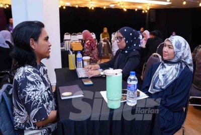 A writer pitches an idea to Prisma Pictures Sdn Bhd, the production company owned by actress Intan Ladyana. – SINAR HARIAN/MOHD HALIM ABDUL WAHID