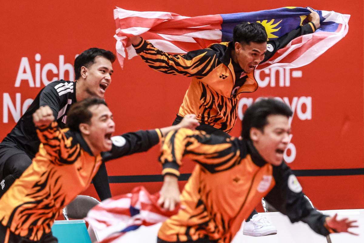 Malaysia's team members celebrate their victory against Thailand at the end of the men's team regu sepak takraw gold medal finals at Nagoya City Mizuho Park Gymnasium in Nagoya on September 25, 2026. (Photo by DAVID GRAY / AFP)