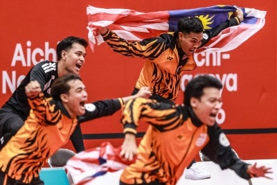 Malaysia's team members celebrate their victory against Thailand at the end of the men's team regu sepak takraw gold medal finals at Nagoya City Mizuho Park Gymnasium in Nagoya on September 25, 2026. (Photo by DAVID GRAY / AFP)