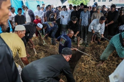 The remains of Idrus Ibrahim, the elder brother of Prime Minister Datuk Seri Anwar Ibrahim, were laid to rest at the Cheruk Tok Kun Bawah Muslim Cemetery here today. Photo by Bernama