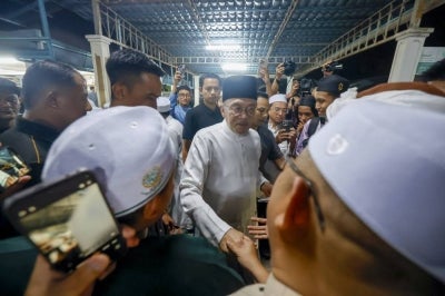 PENDANG, Sept 25 -- Prime Minister Datuk Seri Anwar Ibrahim greets the crowd at the Pendang Newspaper's Maulid Ceremony at Pondok Mujamma' Ibn Sunni Al-Talaqqi (Mushtaq) today. (BERNAMA PHOTO)