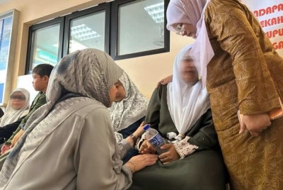 Education Minister Fadhlina Sidek met the victim’s family at the hospital this morning to personally convey her condolences over the loss.