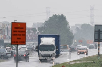 ILLUSTRATIVE PICTURE - Rain that fell in the Johan Setia area in Klang at 1pm appears to have eased the haze situation. (BERNAMA PHOTO)