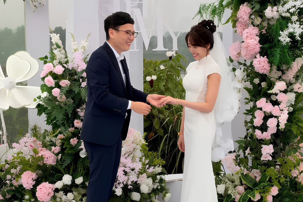 Lee exchanging vows and rings with his partner, Kang Mei Yee. (Photo from Lee Ting Han FB)