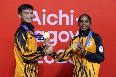 National squash players Ng Eain Yow and S. Sivasangari show the gold medals they won in the men’s and women’s singles events at the Aichi-Nagoya 2026 Asian Games at Nagoya Kinjo Futo Arena. -Bernama PIX