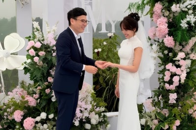 Lee exchanging vows and rings with his partner, Kang Mei Yee. (Photo from Lee Ting Han FB)