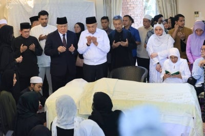 
SERI KEMBANGAN, Sept 28 -- Deputy Prime Minister Datuk Seri Dr Ahmad Zahid Hamidi pays his last respects to the late Tun Dr Siti Hasmah Mohd Ali at Tun Dr Mahathir Mohamad's residence today.
-- fotoBERNAMA (2026) COPYRIGHT RESERVED