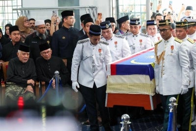 The coffin bearing the remains of the late Tun Dr Hasmah Mohamad Ali arrives at Masjid As-Syarif, Taman Sungai Besi, before being taken to Pusara Negara in Presint 20, Putrajaya, after the funeral prayer. -Bernama PIX