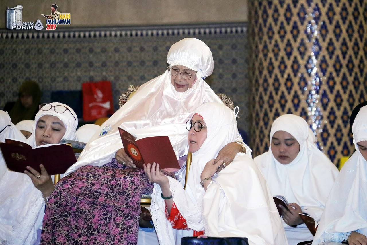 Tun Dr Hasmah Mohamed Ali and Tunku Azizah Aminah Maimunah Iskandariah reciting the Yasin at Masjid Negara in 2019.