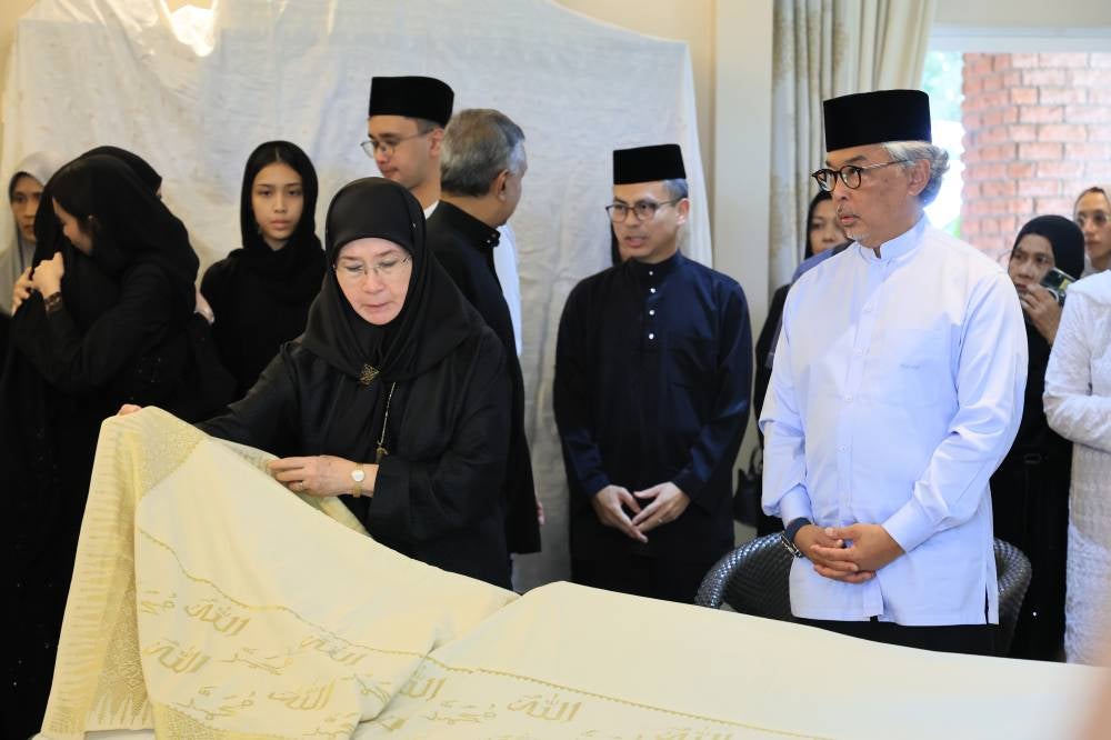 Sultan of Pahang, Al-Sultan Abdullah Ri'ayatuddin Al-Mustafa Billah Shah and Tengku Ampuan Pahang, Tunku Azizah Aminah Maimunah Iskandariah, pay their last respects to the late Tun Dr Hasmah Mohd Ali at Tun Dr Mahathir Mohamad's residence, yesterday. - Photo by Bernama