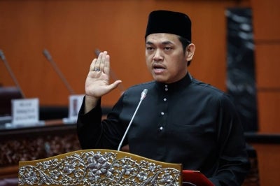 Mohamad Hairul Amir, 38, took his oath before Dewan Negara President Datuk Awang Bemee Awang Ali Basah during a ceremony held at the Dewan Negara, Parliament Building, here today.
--BERNAMA photo (2026) COPYRIGHT RESERVED