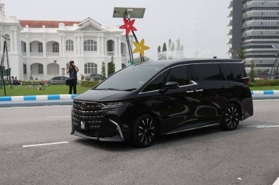 A vehicle carrying Negeri Sembilan Menteri Besar Datuk Ismail Lasim arrives at Istana Hinggap in Seremban on Tuesday (Sept 29). –Bernama PIX 