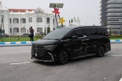 Negeri Sembilan Menteri Besar Datuk Ismail Lasim concluded an audience with the Yang Dipertuan Besar of Negeri Sembilan, Tuanku Muhriz Tuanku Munawir, at Istana Hinggap here after spending nearly three hours at the palace, today. - Photo by Bernama 