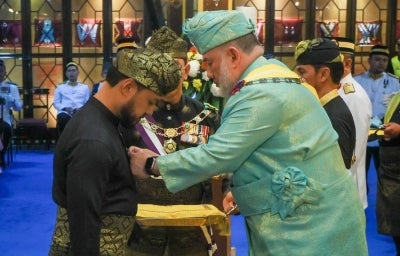 Datuk Seri Farhash Wafa Salvador, the sole recipient of the Darjah Pahlawan Yang Amat Gagah Perkasa (PYGP), heads a list of 779 recipients of state honours and titles in conjunction with the 57th birthday of Sultan of Kelantan Sultan Muhammad V today. Photo by Bernama