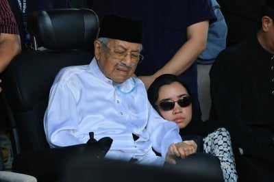 Former prime minister Tun Dr Mahathir Mohamad was overcome with grief as his late wife, Tun Dr Hasmah Mohamad Ali, was laid to rest at Pusara Negara on Sept 28, 2026.- Photo by Bernama