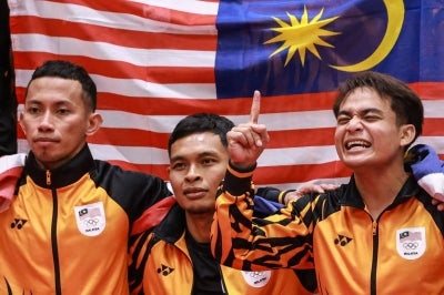 Malaysia's team members celebrate their victory against Thailand at the end of the men's team regu sepak takraw gold medal finals at Nagoya City Mizuho Park Gymnasium in Nagoya on September 25, 2026. (Photo by DAVID GRAY / AFP)