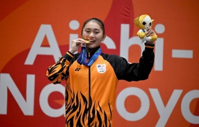 NAGOYA, Sept 22 -- Karate exponent Adeola Fay Robert proudly shows off Malaysia’s first gold medal, secured during the under-55kg Kumite final at the Aichi-Nagoya 2026 Asian Games at Toyohashi Gymnasium today.
Displaying a calm yet energetic performance, the 20-year-old Sabahan defeated Iran's Fatemehzahra Saeidabadi 6-4, sealing a truly memorable victory in her Asian Games debut.
--fotoBERNAMA (2026) COPYRIGHT RESERVED