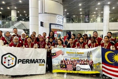 The young performers are welcomed by Education Minister Datuk Seri Fadhlina Sidek upon their return at KL International Airport. -Photo Source: Threads/@aiyonzki 