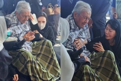 Former prime minister Tun Dr Mahathir Mohamad cries as he visits the grave of his late wife, Tun Dr Hasmah Mohamad Ali, at Pusara Negara.