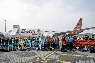 SUBANG, Oct 1 -- Sultan of Selangor Sultan Sharafuddin Idris Shah and Tengku Permaisuri Selangor Tengku Permaisuri Norashikin pose for a photo with orphans during the Menyantuni Anak-anak Yatim Kembara Semenanjung: Joy Flight Experience programme in conjunction with the 25th Jubilee Celebration of the Sultan of Selangor's reign at Sultan Abdul Aziz Shah Airport, Subang, today.
Also present was Raja Muda Selangor Tengku Amir Shah.
Selangor Menteri Besar Datuk Seri Amirudin Shari was also present.
--BERNAMA photo (2026) COPYRIGHT RESERVED