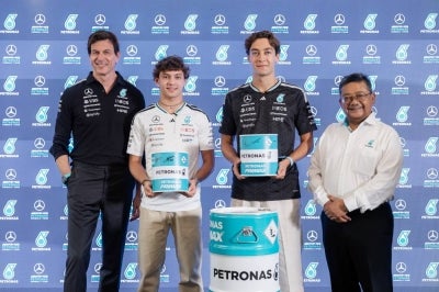 Executive Vice President and CEO of Downstream Business, PETRONAS, Datuk Sazali Hamzah (right) poses for a group photo with Team Principal and CEO of the Mercedes-AMG Petronas F1 Team Toto Wolff (left), Mercedes-AMG Petronas F1 Team drivers George Russell (second right) and Kimi Antonelli (second left) after the press conference held by PETRONAS and the Mercedes-AMG Petronas F1 Team at the Petronas Twin Towers on Sept 30, 2026. (BERNAMA PHOTO) 
