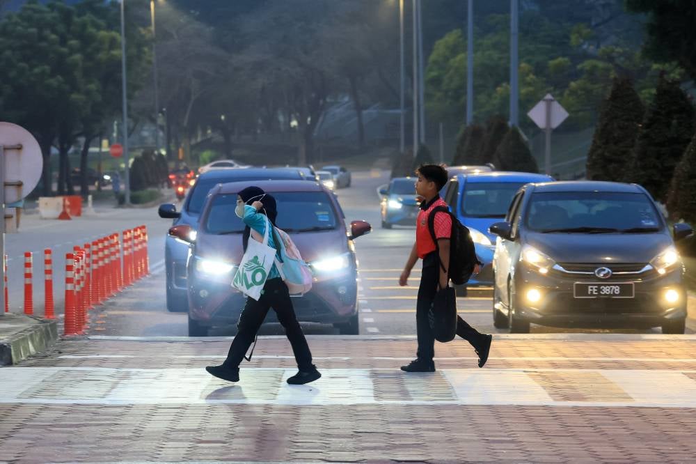 Children wearing facemasks to school due to haze. - BERNAMA FILE PIX