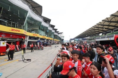 Eager fans throng the pit lane ahead of the Formula 1 Gulf Air Bahrain Grand Prix in Malaysia at the Sepang International Circuit on Oct 1, 2026. - Photo by Bernama