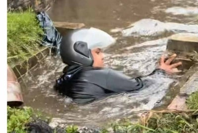 Part-time delivery rider Mohammad Amirruddin Mohd Rizal, 21, praised for spending almost two hours clearing a clogged drain amid flooding.
