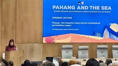 Her Majesty Tunku Azizah Aminah Maimunah Iskandariah delivering her lecture, "Pahang: The Forgotten Malay-Islamic Constitutional and Maritime Legacy," at St Antony's College, Oxford.