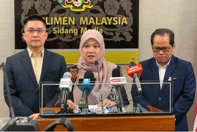Education Minister Datuk Seri Fadhlina Sidek (centre) at a press conference at the Parliament building on Monday.
