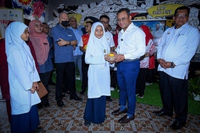 KUALA LANGAT, Oct 5 -- Selangor Menteri Besar Datuk Seri Amirudin Shari (second, right) hands food boxes to pupils during the symbolic presentation ceremony for the Selangor Nutrition Programme (NUTRISEL) at Sekolah Kebangsaan Telok Panglima Garang, Kuala Langat, today.
--BERNAMA photo (2026) COPYRIGHT RESERVED
