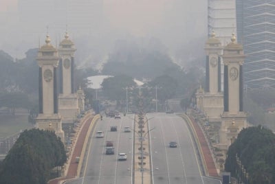 Haze continued to affect Malaysia, with 30 areas recording unhealthy API readings. -Bernama Photo