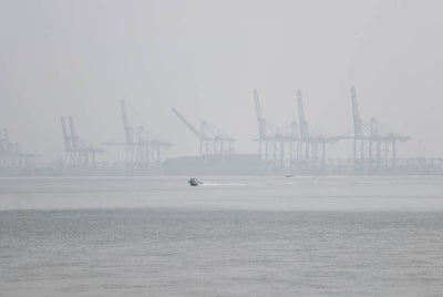 A total of 36 areas recorded unhealthy Air Pollutant Index (API) readings as of 10am on Wednesday (Oct 7), with Johan Setia in Selangor recording the highest reading at 191. -Bernama FILE PIX