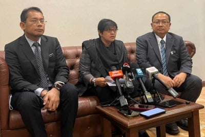 Azalina (middle)