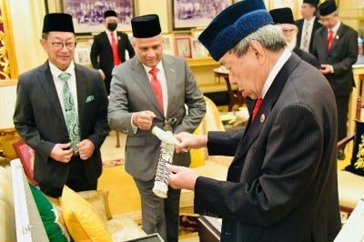 The Keris Jubli Perak features 25 chevron motifs, nine gemstones and seven types of iron, each carrying its own symbolic meaning. – Photo: Selangor Royal Office Facebook