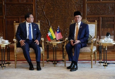 PUTRAJAYA, Oct 8 -- Prime Minister Datuk Seri Anwar Ibrahim holds a four-eyed meeting with Myanmar President Min Aung Hlaing at Perdana Putra Complex here today.The Prime Minister welcomed Min Aung Hlaing at the building at 9 am, followed by an official welcoming ceremony.--fotoBERNAMA (2026) COPYRIGHT RESERVED