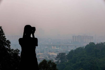 Haze worsened in Malaysia today, with 38 areas recording unhealthy API readings as of 4pm. Photo: Bernama